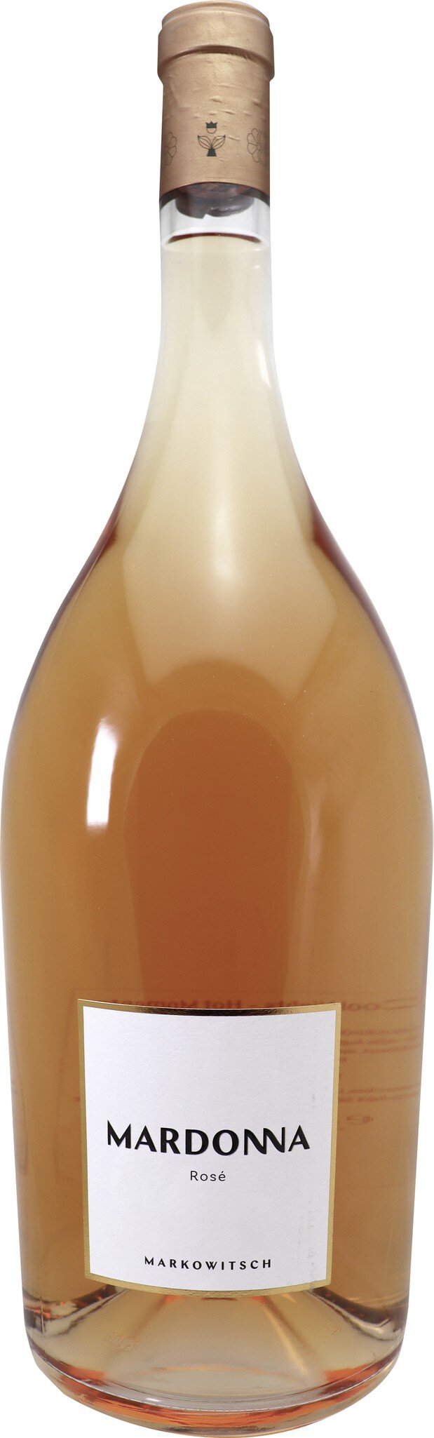Eine große Flasche Roséwein mit einem schlichten Etikett, das den Namen des Weins trägt. Der Wein hat eine helle, rosafarbene Flüssigkeit. Der Hintergrund ist einfarbig.