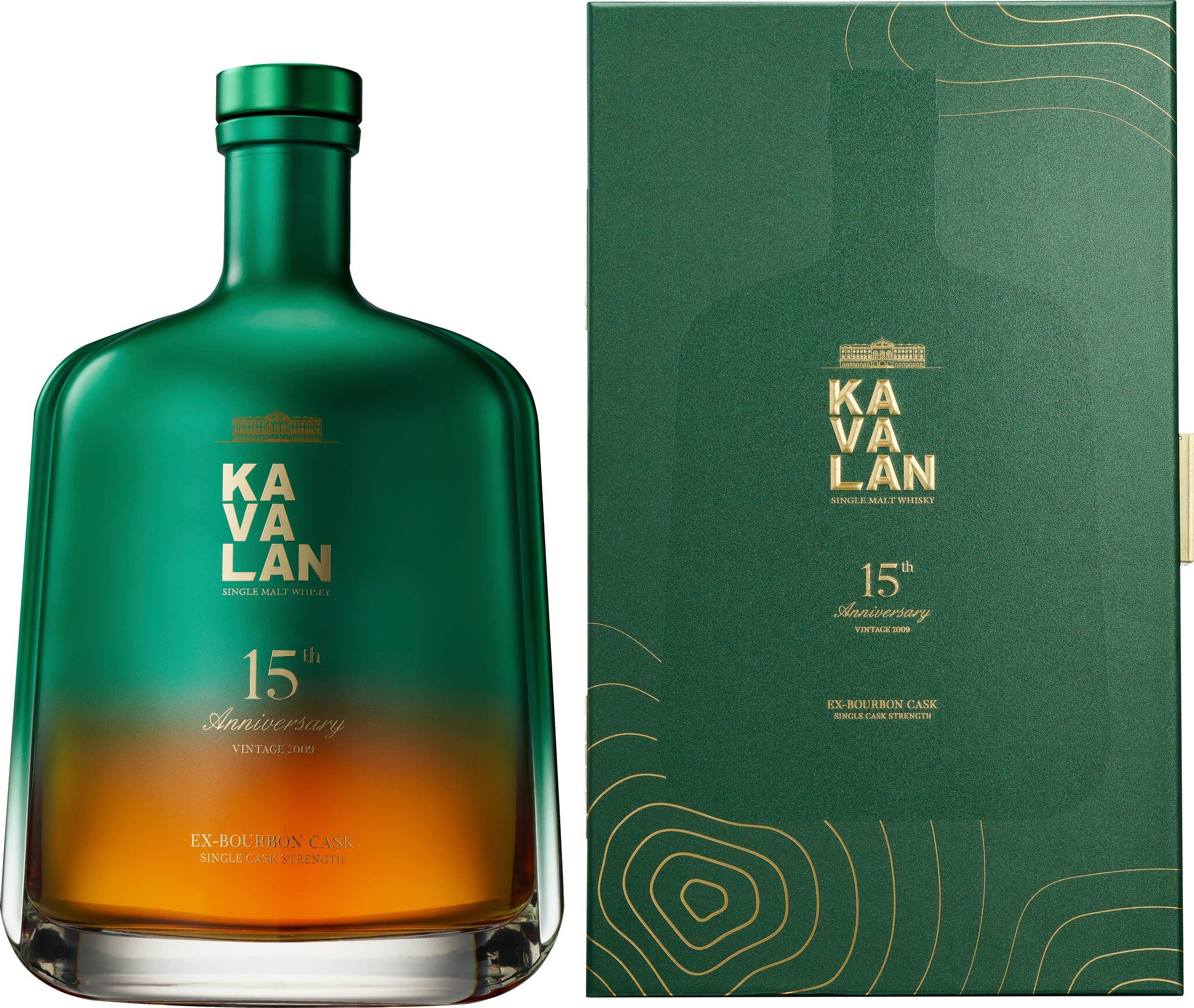 Eine grüne Whiskyflasche mit goldener Schrift zeigt den Namen -KAVALAN- und die Aufschrift -15th Anniversary-. Daneben befindet sich eine passende grüne Verpackung mit goldenem Design.