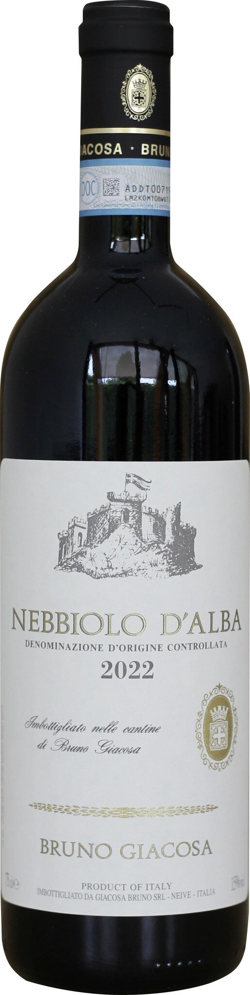 Eine Flasche roten Weins steht im Vordergrund. Das Etikett zeigt die Aufschrift -Nebbiolo d-Alba- sowie Informationen über den Produzenten Bruno Giacosa und die Jahrgangsnummer 2022.