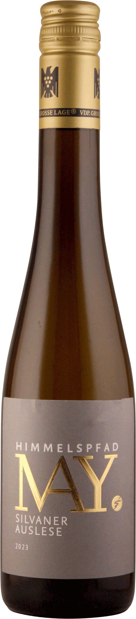 Eine Flasche Wein steht im Mittelpunkt. Auf dem Etikett sind die Worte -HIMMELSPFAD-, -SILVANER AULSESE-, -2023- und das Logo einer Weinmarke abgebildet. Der Hintergrund ist neutral.