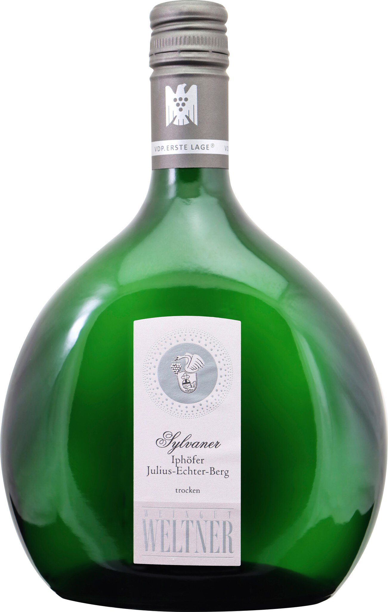 Eine grüne Flasche mit einem bauchigen Design steht auf einem neutralen Hintergrund. Die Flasche hat einen silbernen Verschluss und ein Etikett mit Text im unteren Bereich.