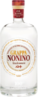 Eine Flasche Grappa steht aufrecht. Die klare Flüssigkeit reflektiert das Licht. Das Etikett zeigt den Namen -Grappa Nonino- in rot und gold, umgeben von einer runden Form.