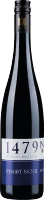 Eine Weinflasche mit einem schwarzen Körper und einem blauen Etikett. Das Etikett trägt die Nummer -14793-. Die Flasche hat einen langen, schmalen Hals und eine Kapsel am Verschluss.