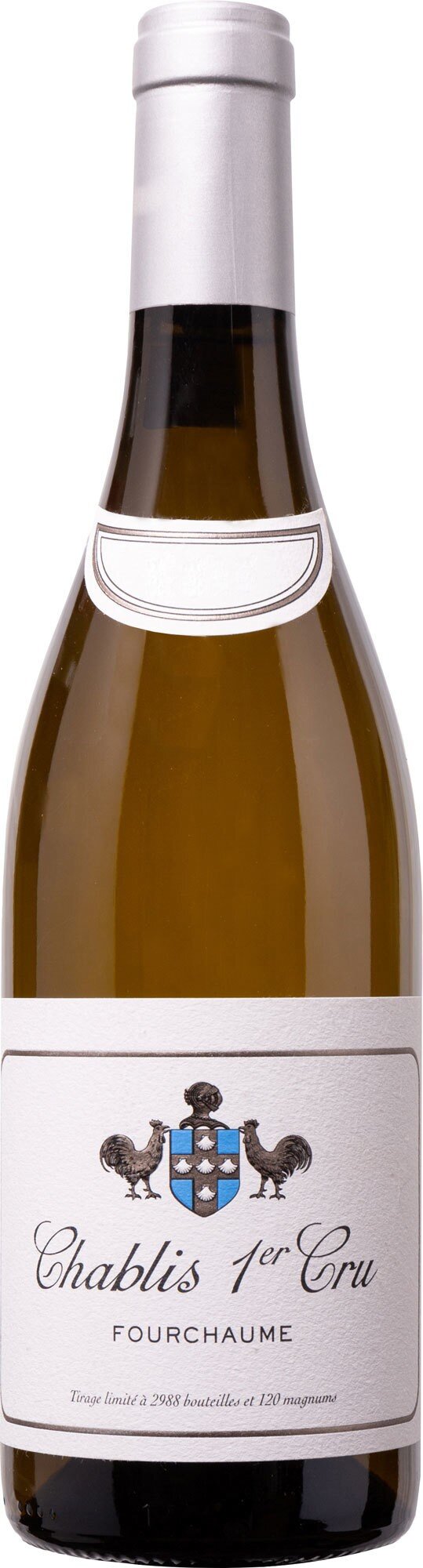 Eine Flasche Weißwein steht auf einem neutralen Hintergrund. Die Flasche hat eine schlanke Form, einen silbernen Korken und ein Etikett mit einem blauen Wappen.