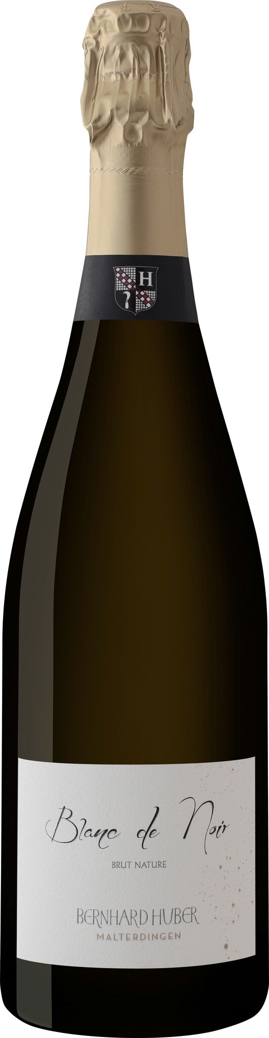 Eine Flasche Sekt mit einer goldenen Kapsel und einem weißen Etikett. Der Sekt steht aufrecht und hat eine elegante, schlanke Form, vor einem neutralen Hintergrund.