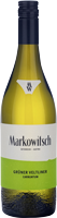 Eine Flasche Weißwein steht aufrecht. Sie hat ein etiket mit grüner und silberner Schrift. Der Hintergrund ist unscharf und hell.