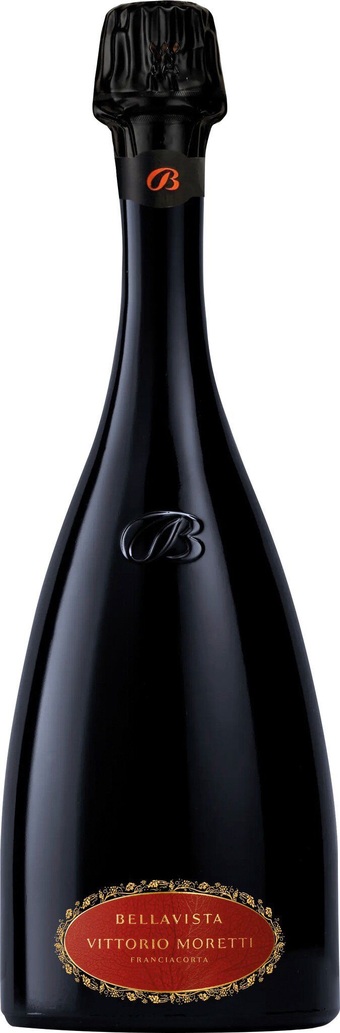 Eine elegante, schwarz beschichtete Weinflasche mit einem langen Hals und einer runden, roten Etikette. Sie steht aufrecht und hebt sich von einem neutralen Hintergrund ab.