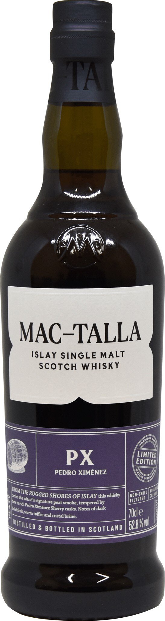 Eine Flasche McCallan Whisky steht aufrecht. Das Etikett zeigt verschiedene Informationen über den Whisky, einschließlich Altersangabe und Sorte. Der Hintergrund ist neutral und unscharf.