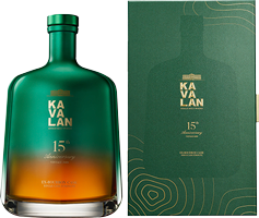 Eine grüne Whiskyflasche mit goldener Schrift zeigt den Namen -KAVALAN- und die Aufschrift -15th Anniversary-. Daneben befindet sich eine passende grüne Verpackung mit goldenem Design.
