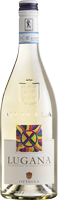 Eine Flasche Weißwein steht auf einem transparenten Untergrund. Die Flasche hat eine elegante Form und einen metallischen Verschluss. Auf dem Etikett sind bunte Trauben abgebildet.