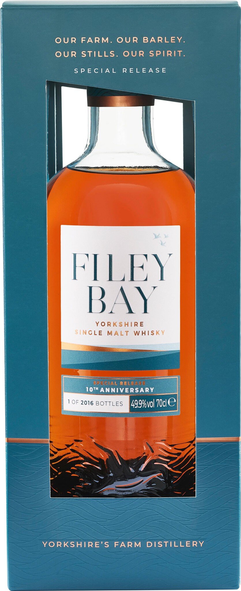 Eine Flasche Likör mit oranger Etikettierung steht in der Mitte der Darstellung, umgeben von einem blauen Hintergrund. Auf dem Etikett sind der Name und andere Details in Weiß und Blau abgebildet.