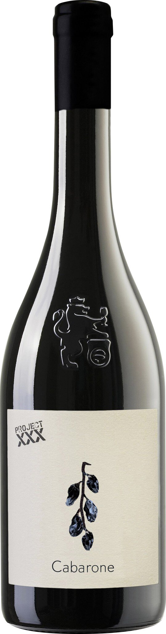Eine elegante Flasche Wein mit einem schwarzen Etikett, auf dem ein stilisiertes Logo abgebildet ist. Der Flaschenhals ist schmal, während der Körper der Flasche geschwungen ist.