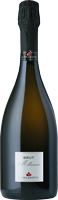 Eine elegante Flasche Schaumwein steht auf einem weißen Hintergrund. Der Flaschenhals ist länglich und der Körper ist schlank. Ein Etikett dient der Beschreibung des Inhalts.
