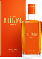 Eine Flasche Spirituose steht aufrecht mit einem quadratischen, klaren Glasdesign und einem orangen Korken. Der Inhalt ist bernsteinfarben und der Etikett zeigt den Schriftzug -Bellevue-.
