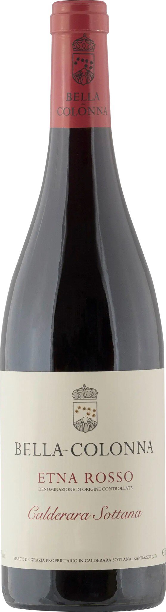 Eine Flasche Rotwein steht auf einem neutralen Hintergrund. Der Wein hat ein schlichtes Etikett mit dem Namen des Weinguts und der Sorte, in eleganter Schrift.