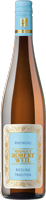 Eine Glasflasche mit einem blauen Etikett, gefüllt mit weißem Wein. Die Flasche steht auf einem neutralen Hintergrund und hebt die elegante Form und den Inhalt hervor.