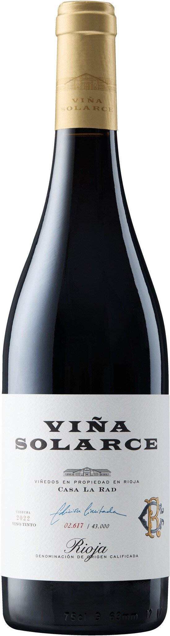 Eine Weinflasche mit einem schlichten, eleganten Etikett. Die Flasche hat einen goldenen Korken und der Hintergrund ist ein schlichter, heller Farbton.