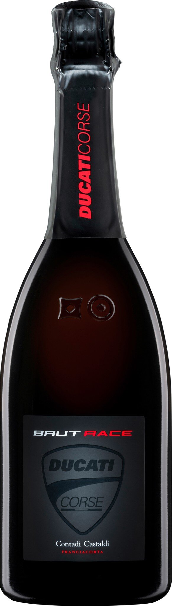 Eine Flasche Sekt steht aufrecht. Sie hat einen darken, glänzenden Korpus und einen schwarzen Korken. Auf dem Etikett sind Informationen in silberner Schrift abgebildet.