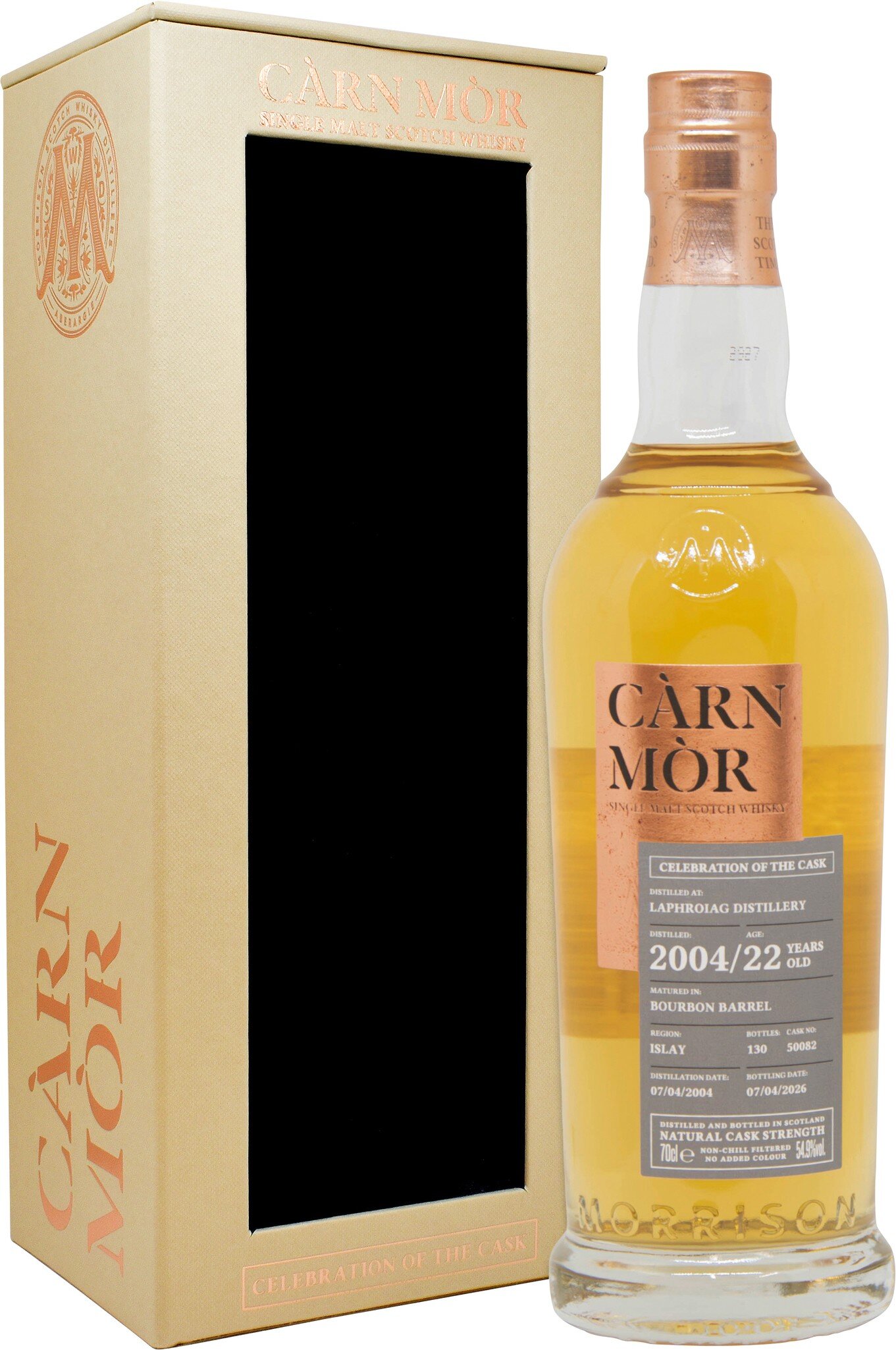 Eine elegante Flasche mit goldfarbenem Whisky steht neben einer schlichten, goldenen Geschenkverpackung. Die Flasche zeigt ein etikettiertes Design mit Informationen zu Herkunft und Geschmack.