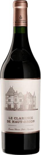 Eine Weinflasche steht aufrecht. Der Körper ist dunkel und schlank, mit einem Etikett, das den Namen des Weins zeigt. Der Hals hat eine grünliche Farbe und eine Korkverschlüsse.