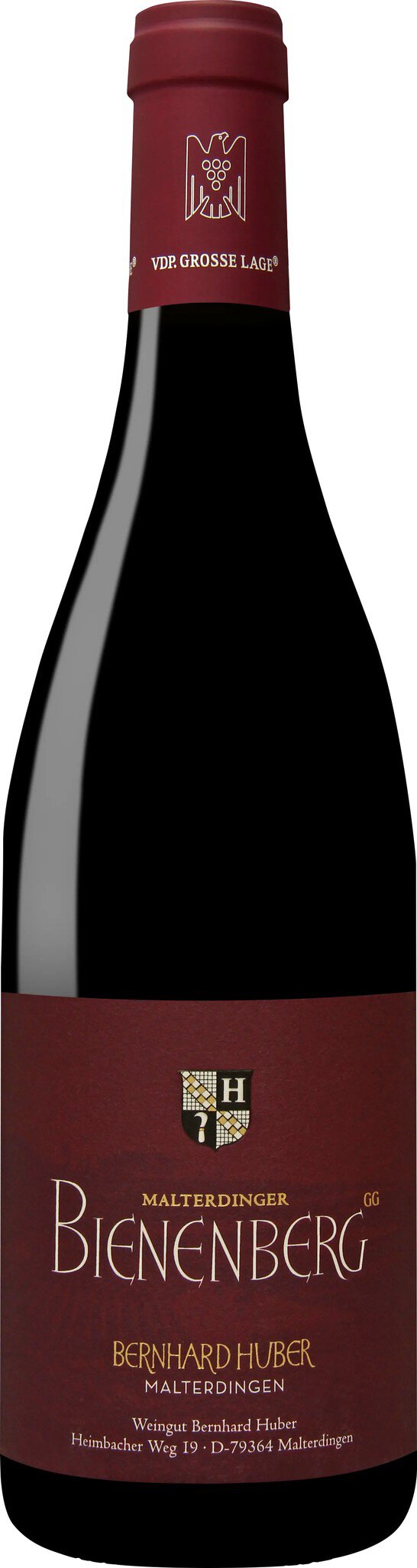 Eine Flasche Rotwein mit einem dunklen Etikett, auf dem der Name des Weins in goldener Schrift steht. Der Flaschenhals ist mit einer roten Kapsel verschlossen.