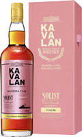 Eine Flasche Whisky steht neben einer rosa Verpackung. Die Flasche mit goldenem Deckel ist mit -KAVALAN” beschriftet, während die Verpackung ähnliche Farben und Designs aufweist.