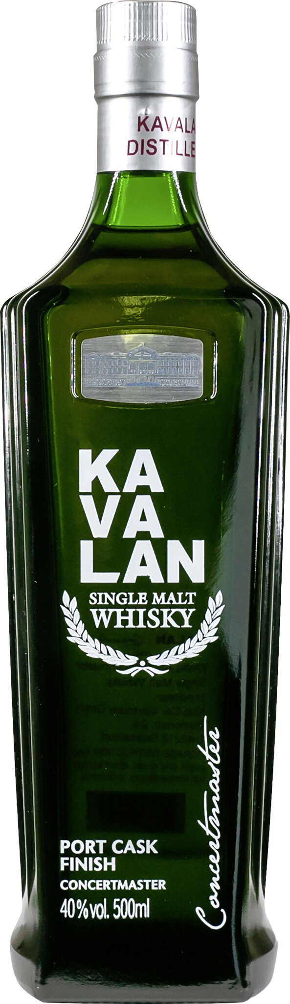 Eine grüne, schlanke Flasche mit einem klaren Etikett. Auf dem Etikett steht -Kavalan- in großen Buchstaben. Die Flasche ist im Mittelpunkt und hat einen schlichten, modernen Look.