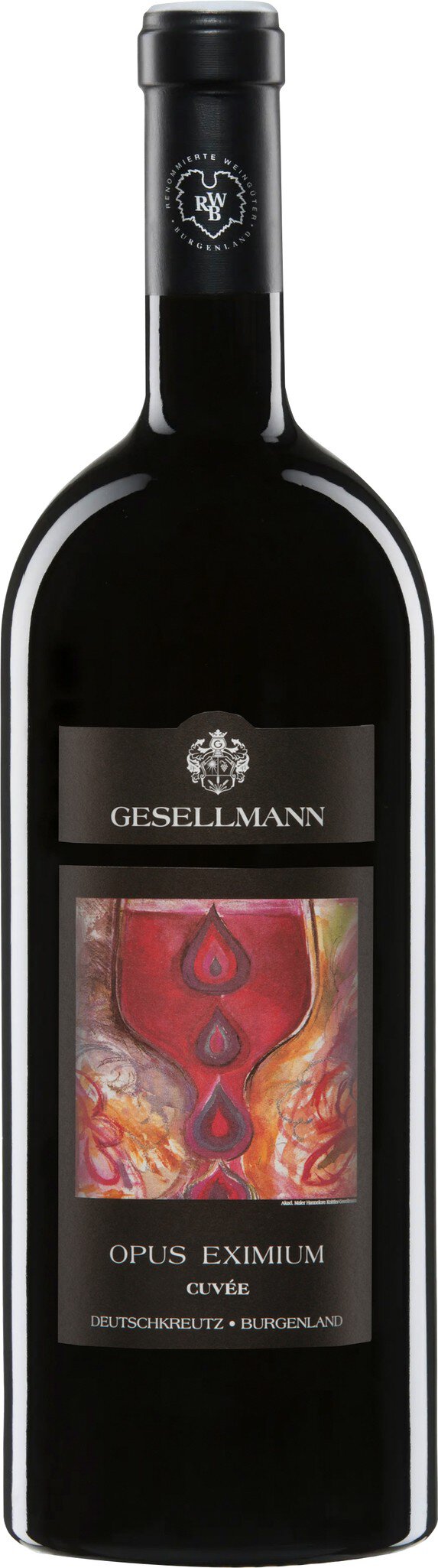 Eine Flasche Rotwein steht aufrecht. Die Flasche hat ein schwarzes Etikett mit einem farbenfrohen, künstlerischen Motiv, das Früchte zeigt. Der Hintergrund ist neutral.
