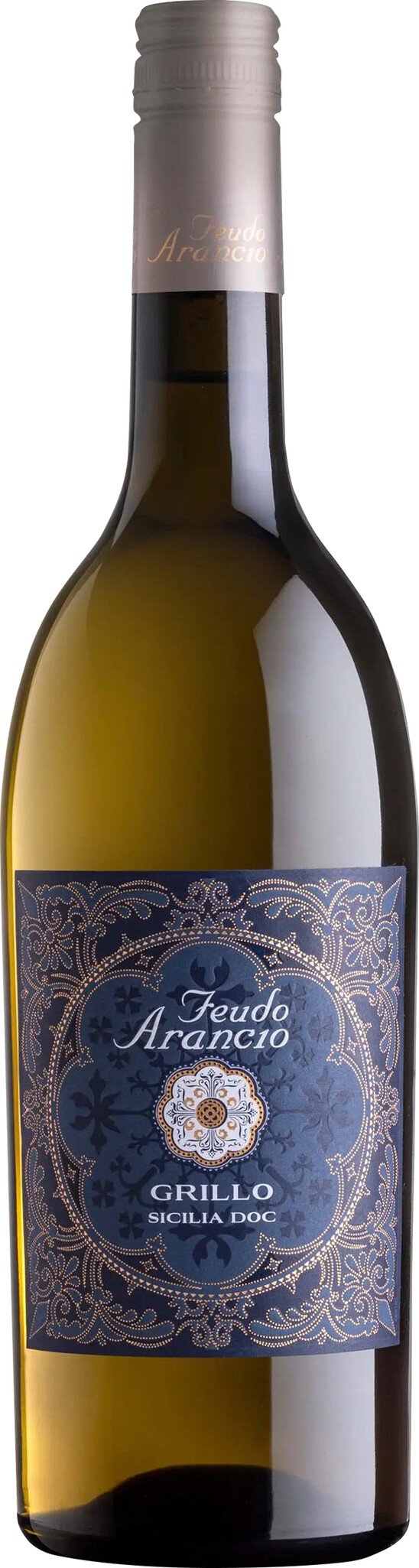 Eine Flasche Weißwein steht aufrecht. Die Flasche hat einen schlanken, grünen Körper und einen Silberdeckel. Ein etiket mit blauer Farbgebung und dekorativen Motiven ist sichtbar.