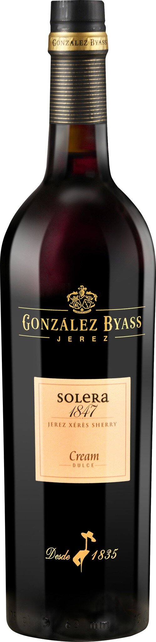 Eine Flasche Rotwein steht aufrecht, mit einer eleganten Etikette, die den Namen des Weins und zusätzliche Informationen zeigt. Der Hintergrund ist unscharf und hell.
