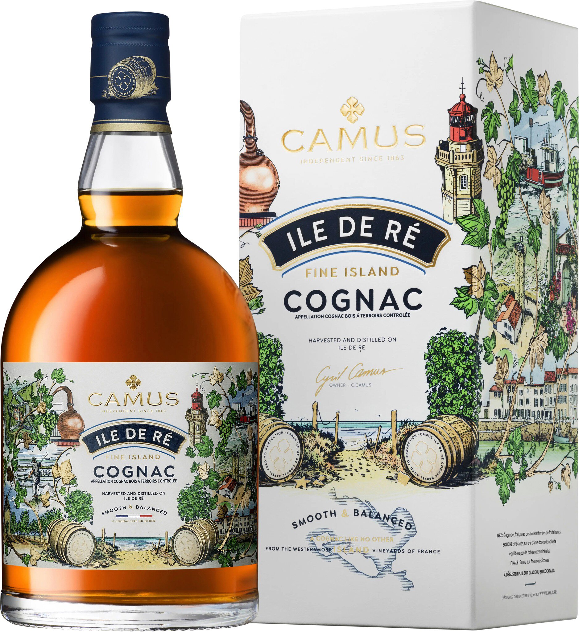 Eine Cognac-Flasche mit einem stilvollen Etikett steht neben einer dekorativen Verpackung. Das Etikett zeigt eine Landschaftszene mit einem Leuchtturm und Weinreben, farbenfroh und detailreich.