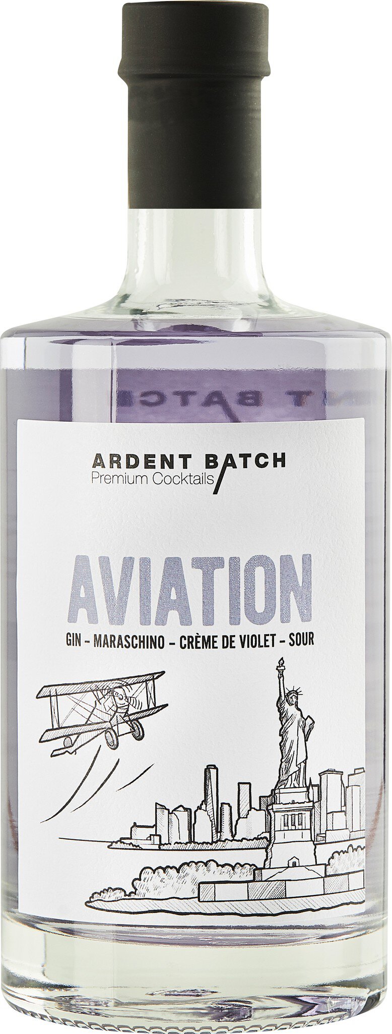 Eine Flasche Gin steht aufrecht. Die Flasche hat ein elegantes Design mit einer klaren Flüssigkeit und einem schwarzen Verschluss. Auf dem Etikett stehen der Name -Aviation- und weitere künstlerische Elemente.
