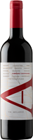 Eine Flasche Rotwein steht aufrecht, mit einem roten Korken. Das Etikett zeigt eine grafische Gestaltung in Schwarz, Weiß und Rot, die den Namen und die Details des Weins enthält.