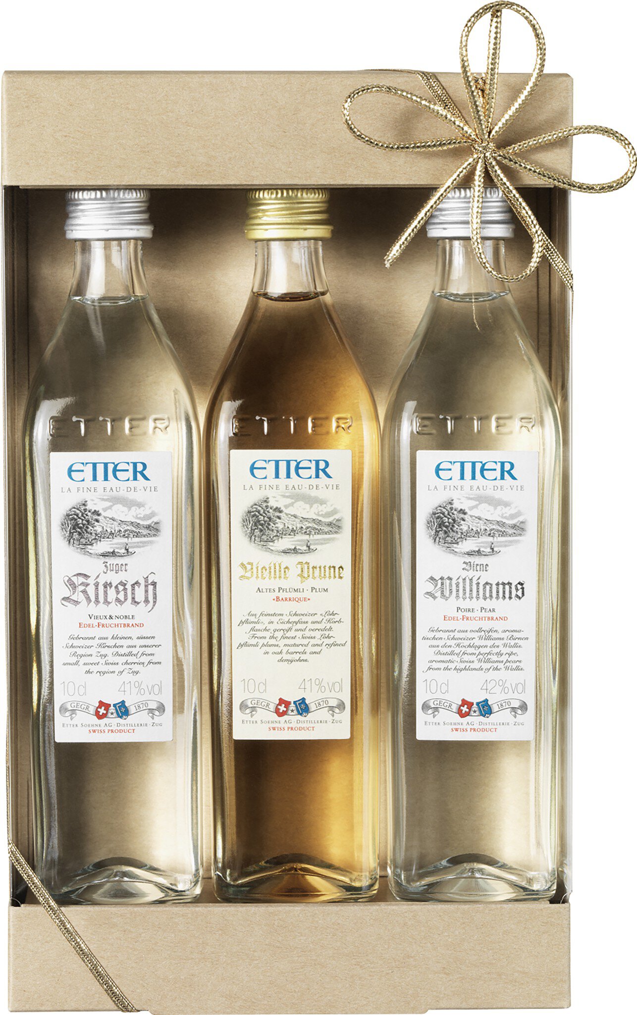 Drei Flaschen Obstler stehen in einer Geschenkschachtel. Die Flaschen sind sorgfältig etikettiert und sichtbar, eine trägt die Aufschrift -Kirsche-, die andere -Alte Treue- und die letzte -William-. Der Karton ist mit einer Schleife dekoriert.