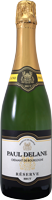 Eine Flasche Schaumwein steht aufrecht. Der Flaschenhals ist mit einer goldenen Kapsel verschlossen. Auf dem Etikett sind der Markenname und weitere Informationen abgedruckt, der Hintergrund ist neutral.