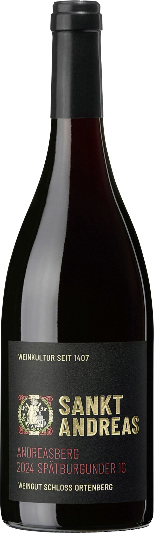 Eine Flasche Rotwein mit einem eleganten schwarzen Etikett. Die Flasche ist hoch und schlank, mit einem dunklen, spitzen Korken. Der Wein scheint in einem hellen Licht zu stehen.