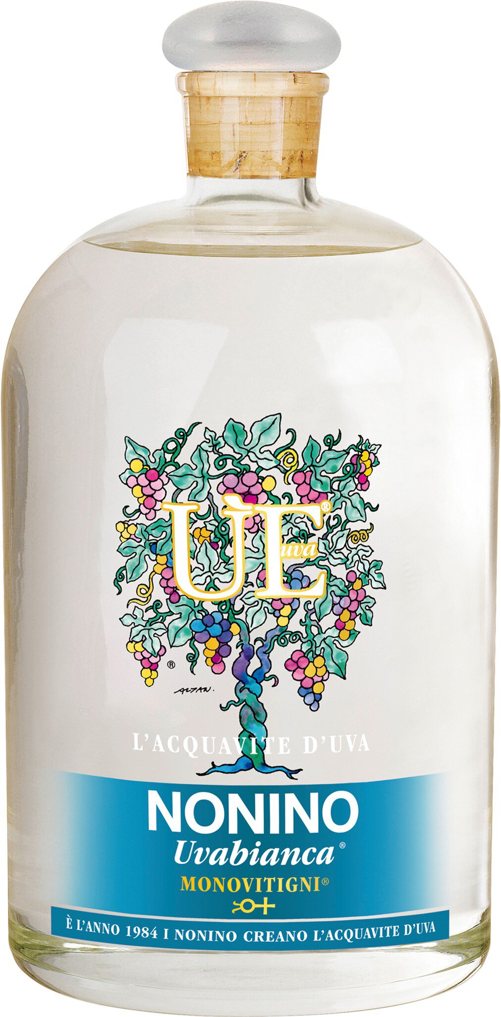Eine Flasche mit einem weißen, runden Körper und einem goldenen Verschluss. Sie trägt ein kunstvolles Etikett mit einem Baum und den Worten -NONNO- sowie -CONFETTURA-. Die Flasche scheint für eine Spirituose oder einen Likör gedacht zu sein.