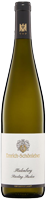 Ein Flasche Weißwein steht aufrecht. Sie hat einen langen, schlanken Hals und einen weißen Etikett mit Informationen über den Wein. Der Hintergrund ist neutral.