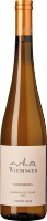 Eine Flasche Wein mit einem schlanken, goldenen Kapselverschluss und einem eleganten Etikett. Die Flasche steht auf einem hellen Untergrund, umgeben von neutralem Farbton.