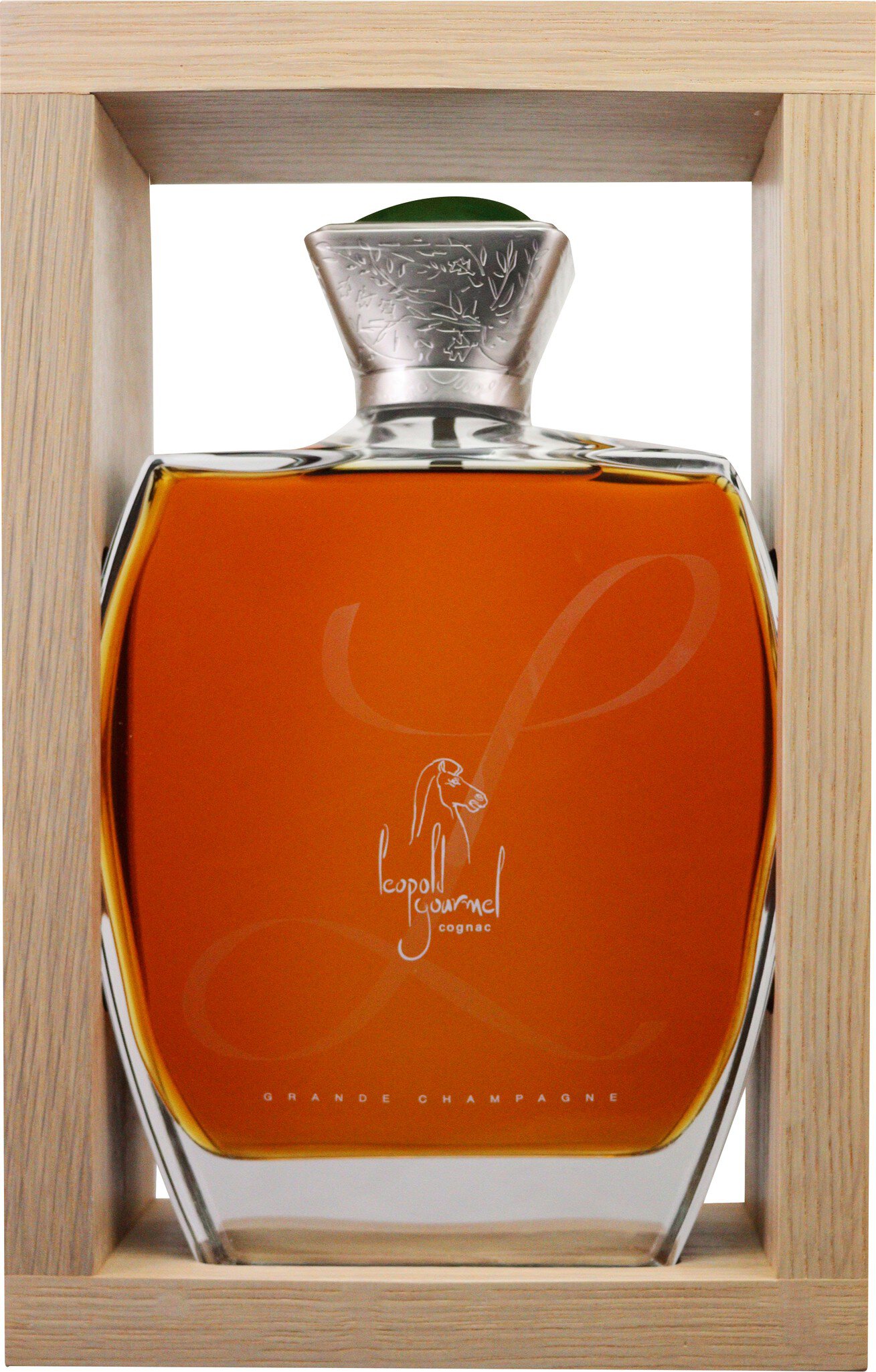 Ein orangefarbener Parfümflakon mit einer geschwungenen Form steht in einer Holzbox. Der Flakon hat einen silbernen Verschluss und eine elegante Gravur.