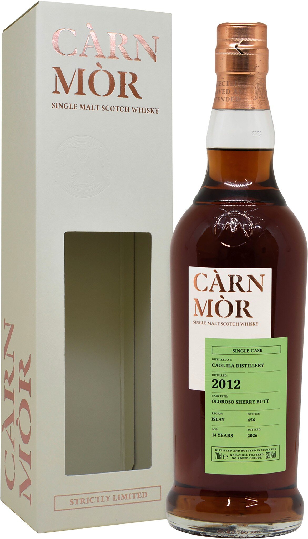 Eine Flasche aromatisierter Spirituose steht aufrecht in einer eleganten Verpackung. Die Flasche zeigt eine goldene Kapsel und ein Etikett mit detaillierten Informationen über den Inhalt.