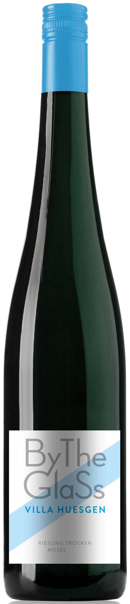 Eine schlanke Flasche mit blauer Kappe, die einen hellen Wein enthält. Der Etikett ist überwiegend weiß und trägt eine stilisierte Darstellung. Die Flasche steht auf einem neutralen Hintergrund.