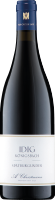 Eine Flasche Rotwein steht auf einem neutralen Hintergrund. Die Flasche hat eine bauchige Form und einen blauen Deckel. Auf dem Etikett sind der Name des Weins und Informationen abgedruckt.