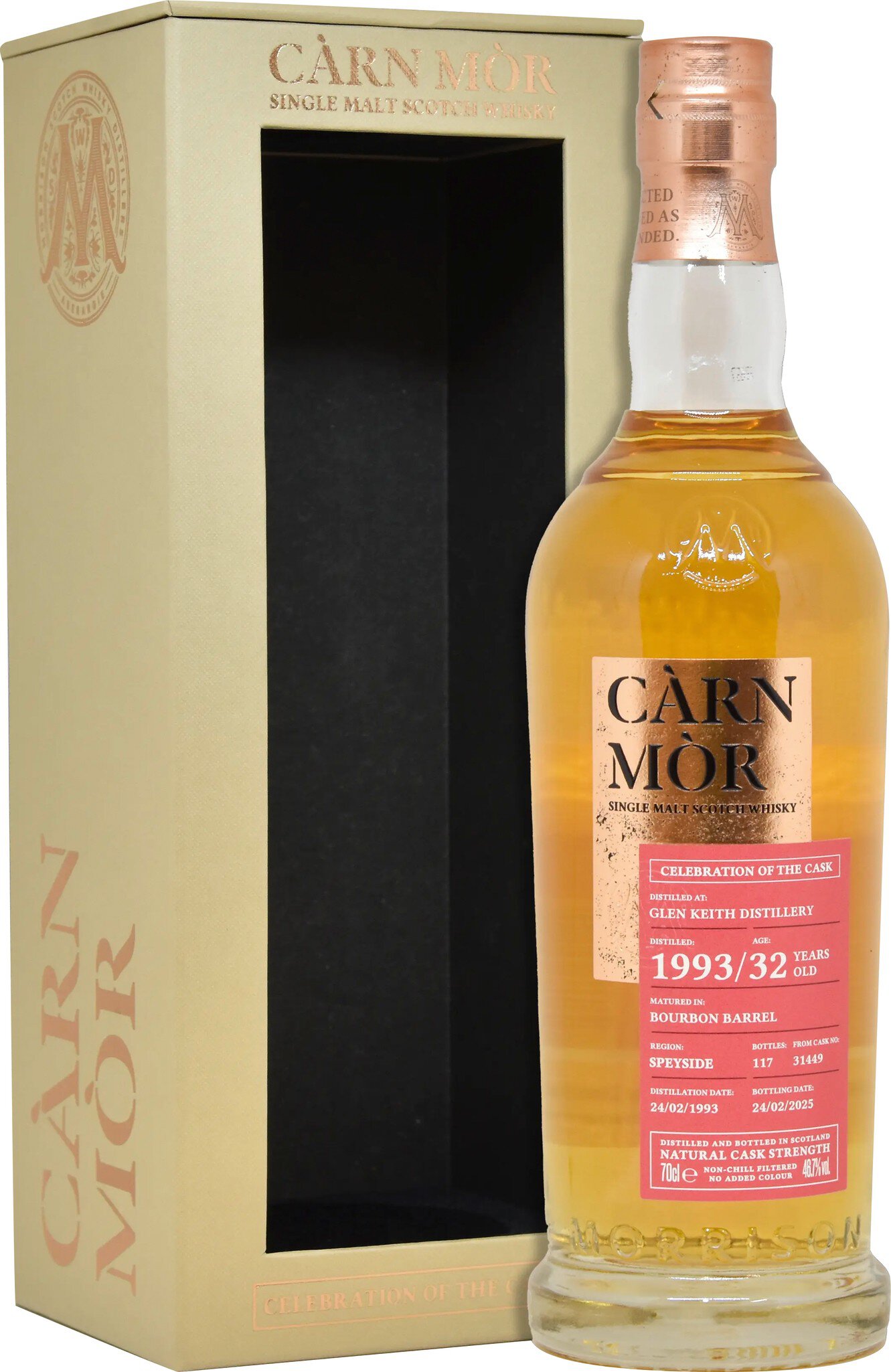 Eine Flasche Whisky steht in einer eleganten, goldenen Geschenkverpackung. Der Whisky hat eine goldene Farbnuance und eine auffällige Etikette. Die Verpackung ist schlicht und ansprechend.