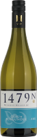 Ein Flasche Weißwein mit einem grünen Glas und einem Etikett, das die Zahlen -1479- zeigt. Das Etikett hat eine blaue Hintergrundfarbe. Der Wein steht auf einer neutralen Oberfläche.