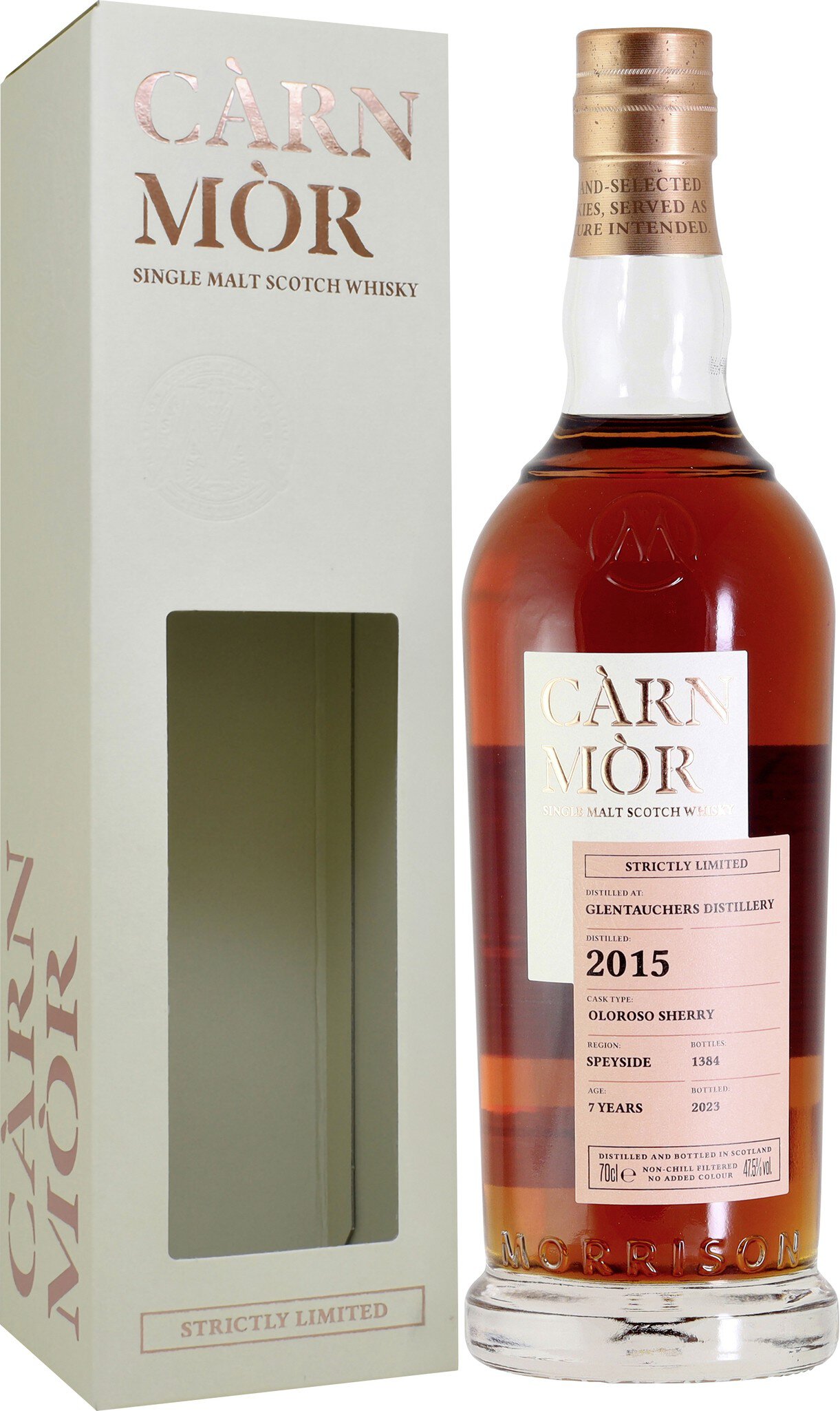 Eine elegante Flasche Rum mit einem goldfarbenen Verschluss steht neben einer abgeschrägten Geschenkverpackung in neutralen Tönen. Der Rum hat eine dunkle, rötliche Farbe.
