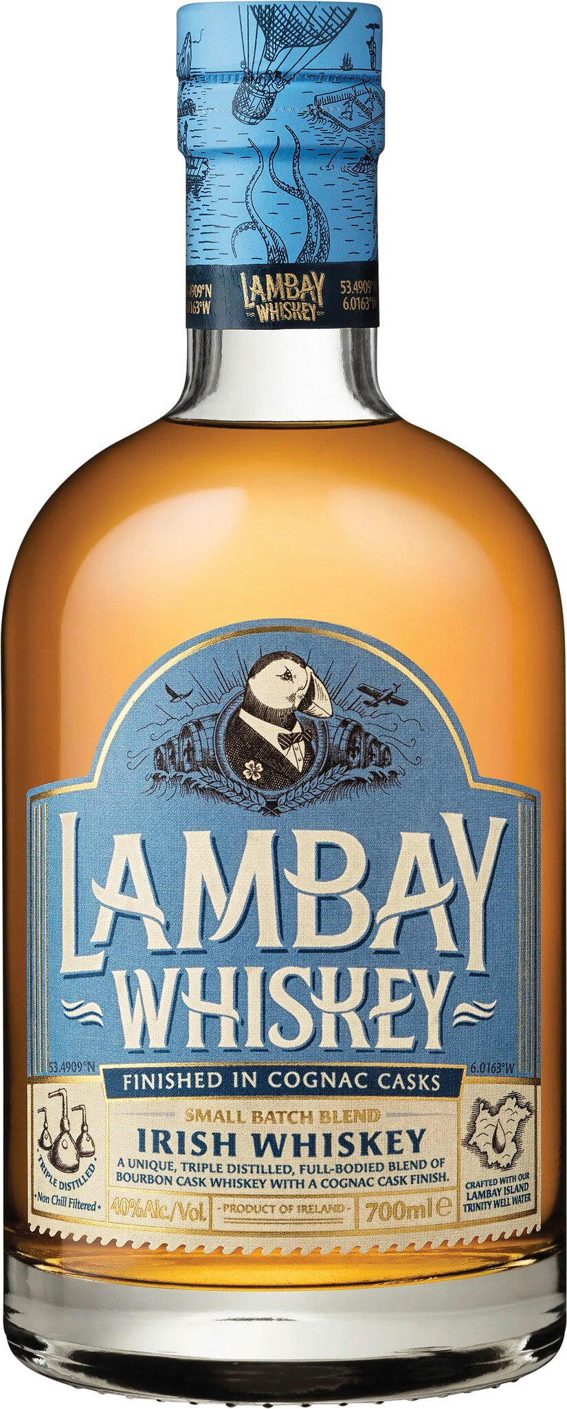 Eine Whiskyflasche mit einem braunen Inhalt. Sie hat ein hellblaues Etikett mit dem Namen -Lambay Whiskey- und Illustrationen von einem Papagei und Luftballons. Der Whisky ist in Cognacfässern gereift.