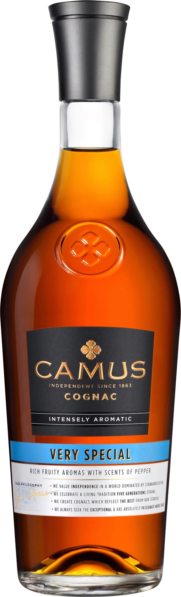 Eine elegante Cognac-Flasche mit einem kurvenreichen Glaskörper und einem schwarzen Deckel. Auf dem Etikett stehen die Worte -CAMUS-, -VERY SPECIAL- und Beschreibungen über Aroma und Philosophie.
