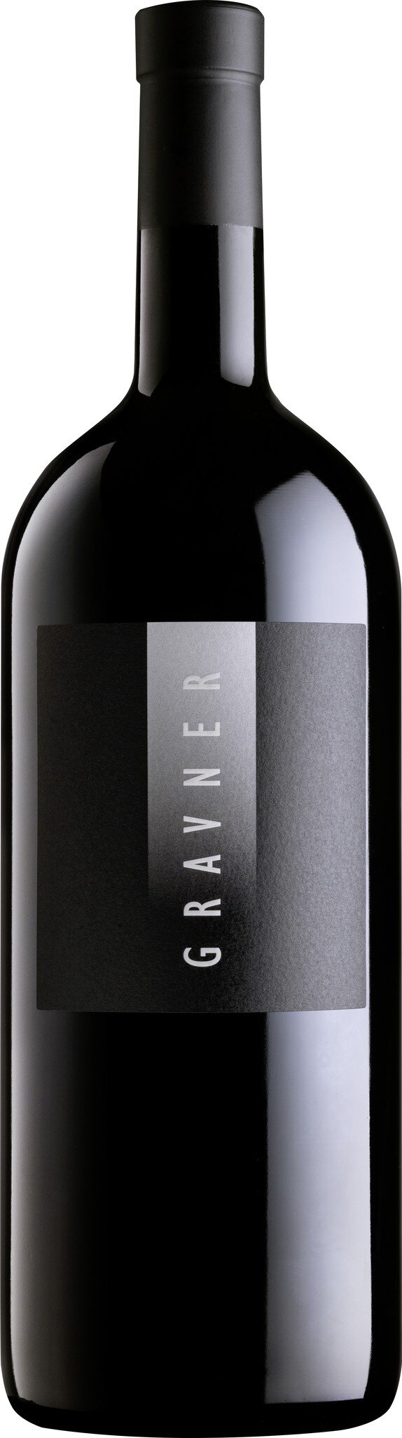 Eine Flasche roten Weins steht in aufrechter Position. Der Flaschenhals ist schmal und die Form ist klassisch. Die Etikettierung zeigt ein minimalistisches Design in dunklen Farben.