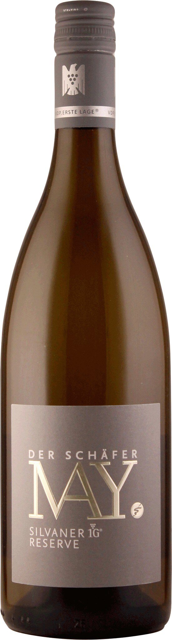 Eine Weinflasche mit einem eleganten, schlichten Design. Die Flasche ist grünlich-braun und trägt ein Etikett mit den Aufschriften -DER SCHÄFER MAY SILVANER 1G® RESERVE- sowie das VDP-Logo.